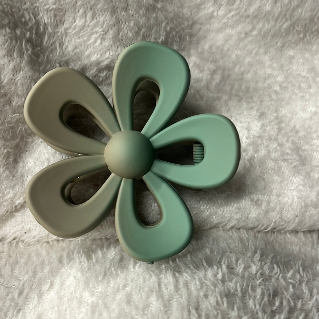 MF Plucked Petal Flower Clip
